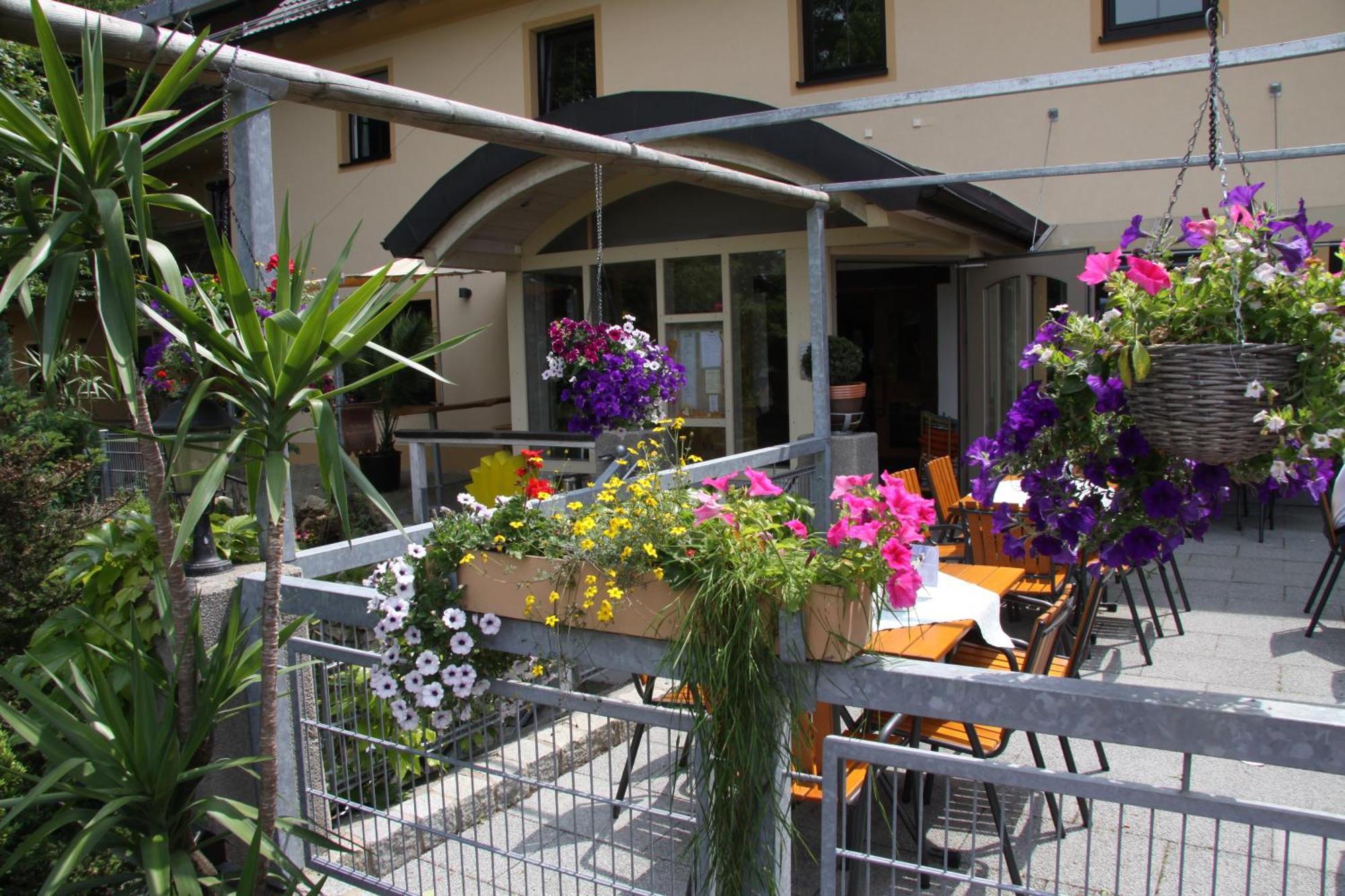 Hotel-Restaurant Bauer-Keller Грединг Екстериор снимка
